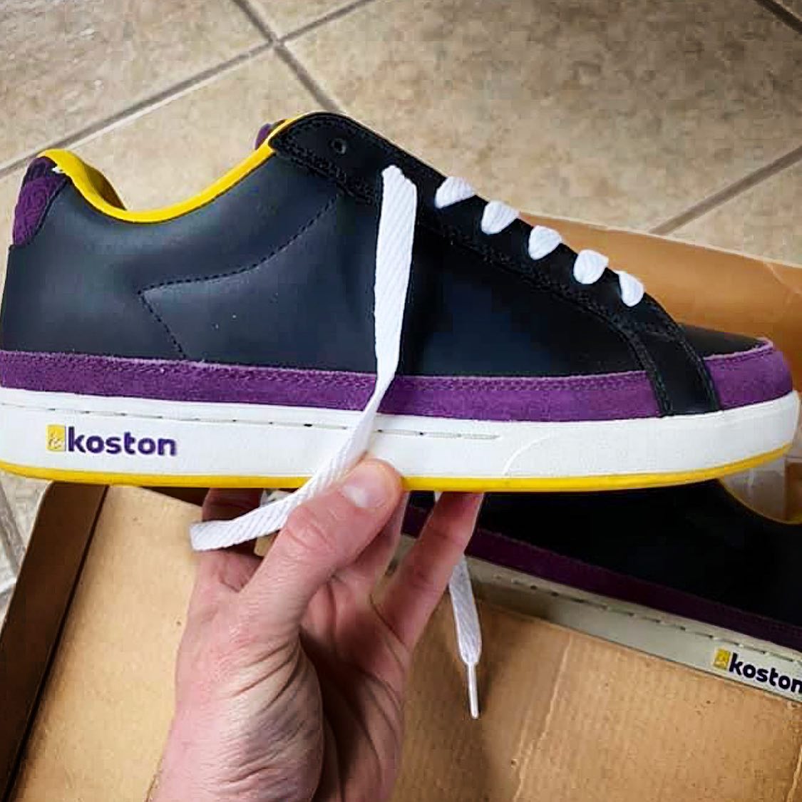 @sk8plug_ is selling some Spring 2005 #esskateboarding #laker #koston 6s size 9 sales samples.  You should probably just hit him up and ask him what else he has for sale.  HIT HIM UP TO COP, not us ‍♂️