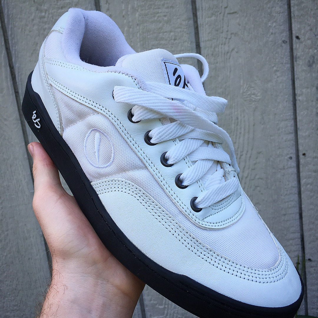 1996 Elantro. Shout out to @luckyloservintage for the smooth transaction. Be on the lookout for this guy in the future as he is selling some serious heat.  #sk8shoewars #esskateboarding